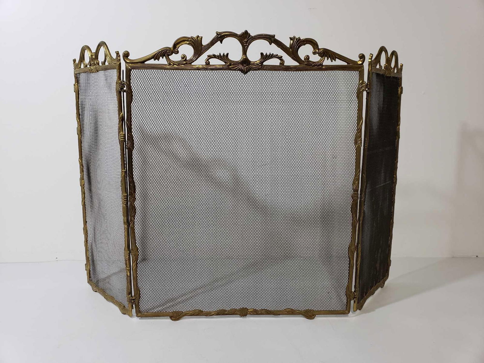 VALUE LOT: VINTAGE BRASS FOLDING FIRE SCREEN (1 of 8)