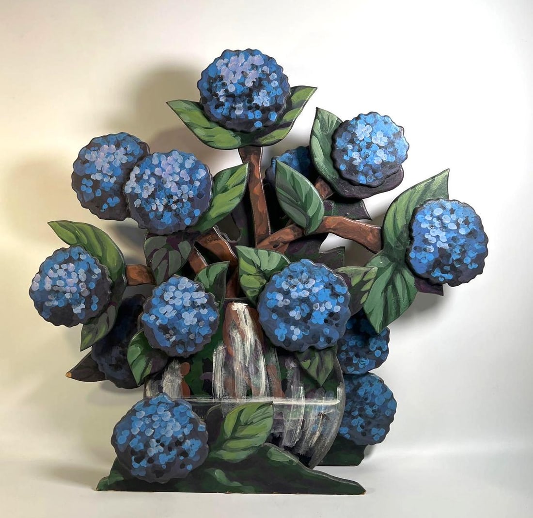 VALUE LOT VINTAGE WOODEN HAND- PAINTED HYDRANGEA SCULPTURE ( FRENCH TOLEWARE DUMMY BOARD) (1 of 10)