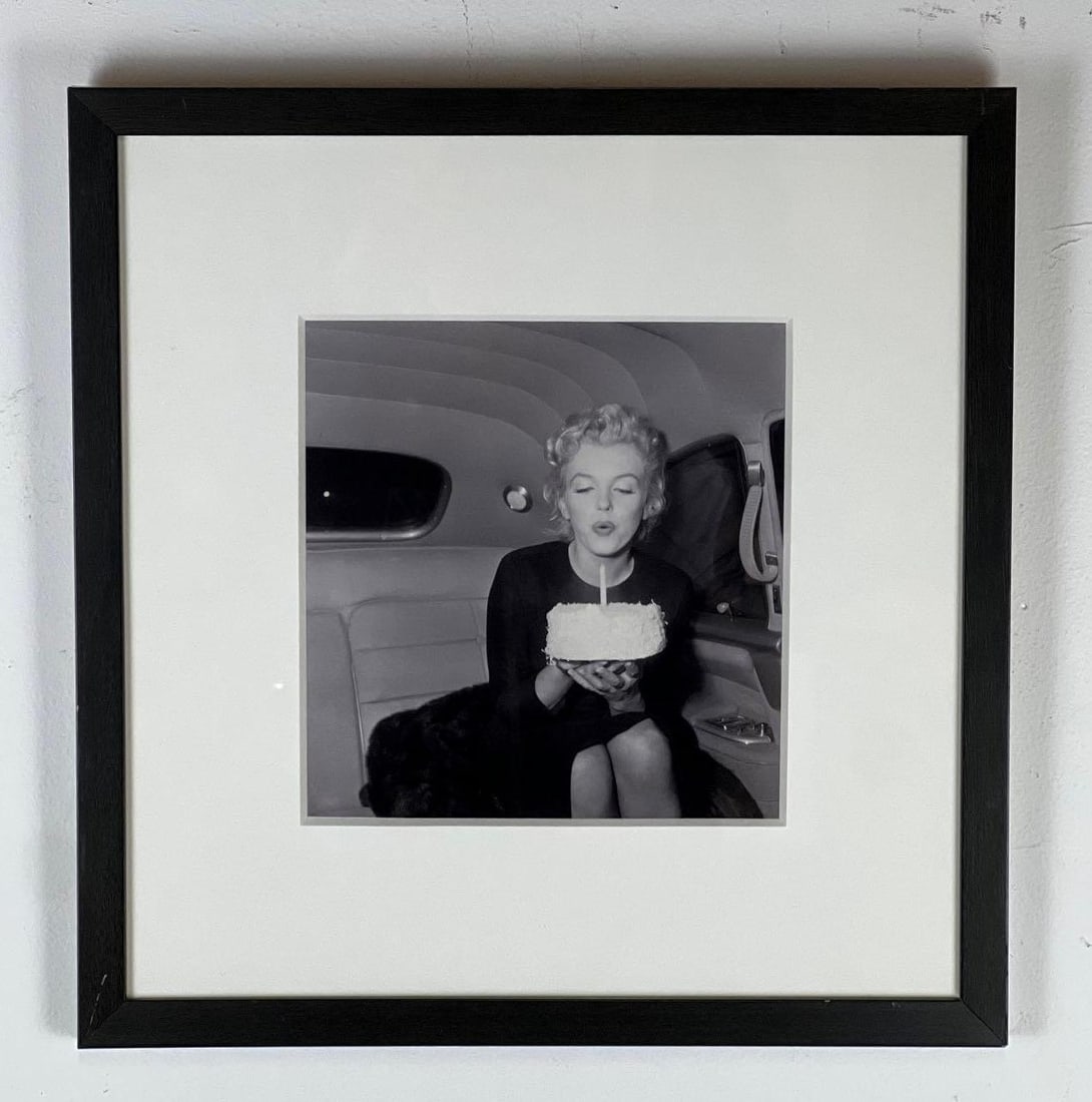 VALUE LOT: FRAMED MARILYN MONROE "BIRTHDAY PARTY IN CAR" PHOTOGRAPH (1 of 7)