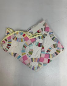 VINTAGE DOUBLE WEDDING RING QUILT WITH SCALLOPED EDGE