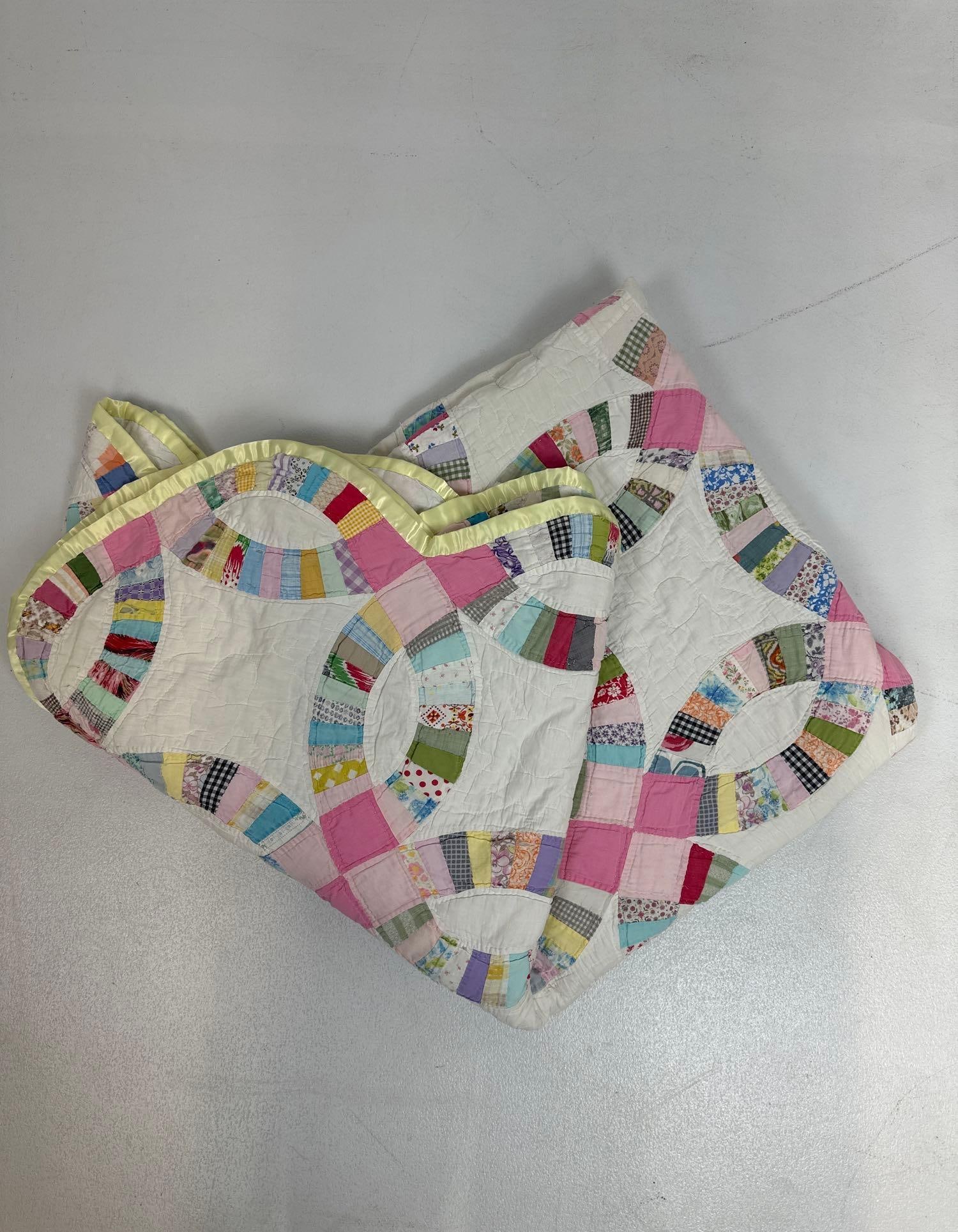 VINTAGE DOUBLE WEDDING RING QUILT WITH SCALLOPED EDGE (1 of 6)