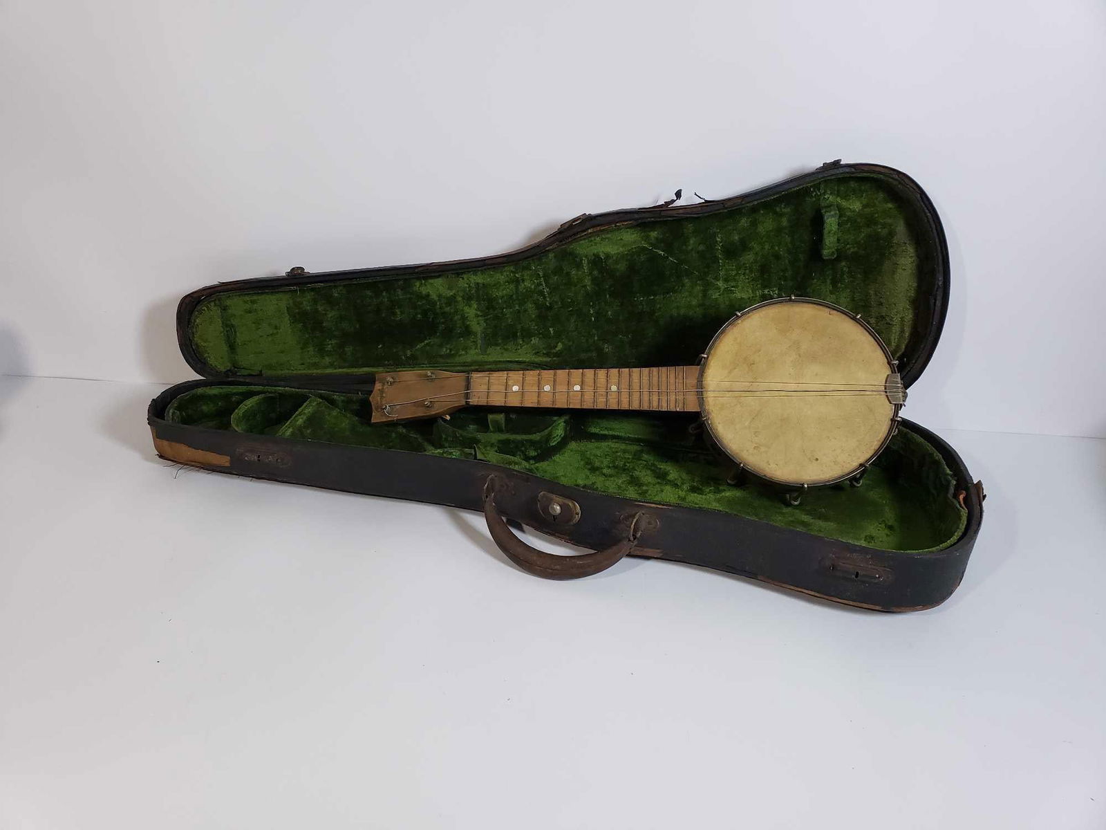 GRETSCH 1920's CLAROPHONE "BANJO-UKELELE": A Gretsch 1920's Clarophone "Banjo-Ukelele," a unique hybrid instrument that combines the banjo's sound with the ukulele's playability, dating back to the Jazz Age. Dimensions: 2.