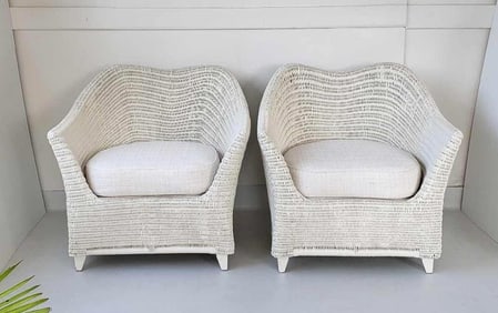 PAIR OF KINGSLEY BATE CAPE COD STYLE WHITE WICKER ARMCHAIRS WITH CUSHIONS