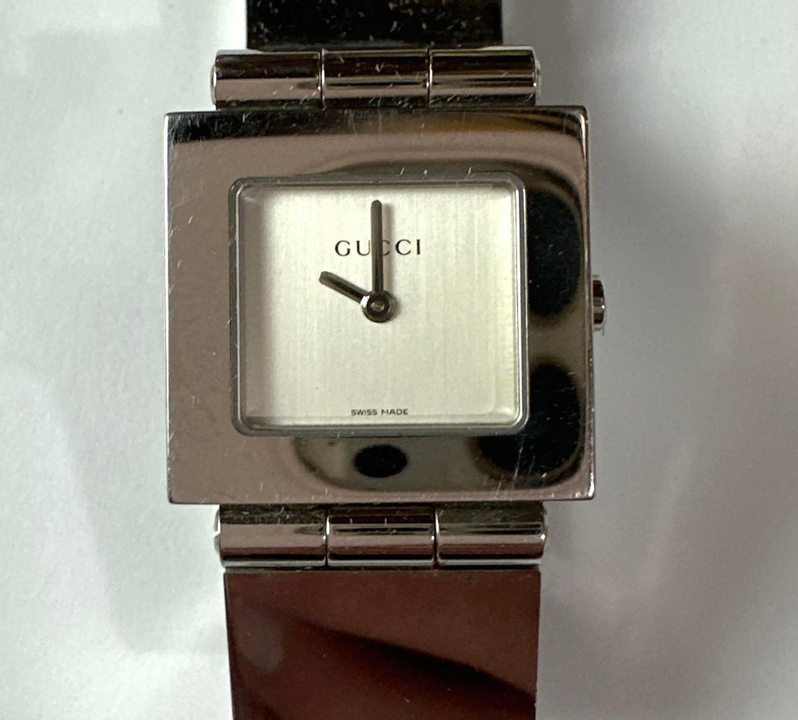 VINTAGE GUCCI LADIES POLISHED STEEL 600 WATCH WITH BOX: A ladies' Watch of Polished Steel Dimensions: Ladies Size Maker: Gucci Notes: Although care is taken to photograph and describe the item, absence of a condition report does not imply perfect condi