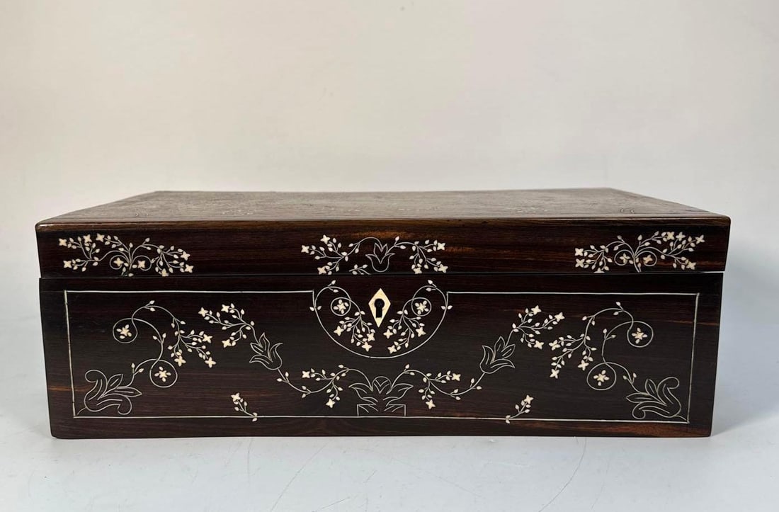 ANTIQUE GEORGIAN ROSEWOOD & BONE INLAID WRITING SLOPE BOX: An antique Georgian writing slope box, crafted from rosewood, featuring intricate bone inlay in floral and foliate patterns across its top and sides, and secured with a central keyhole escutcheon. Di