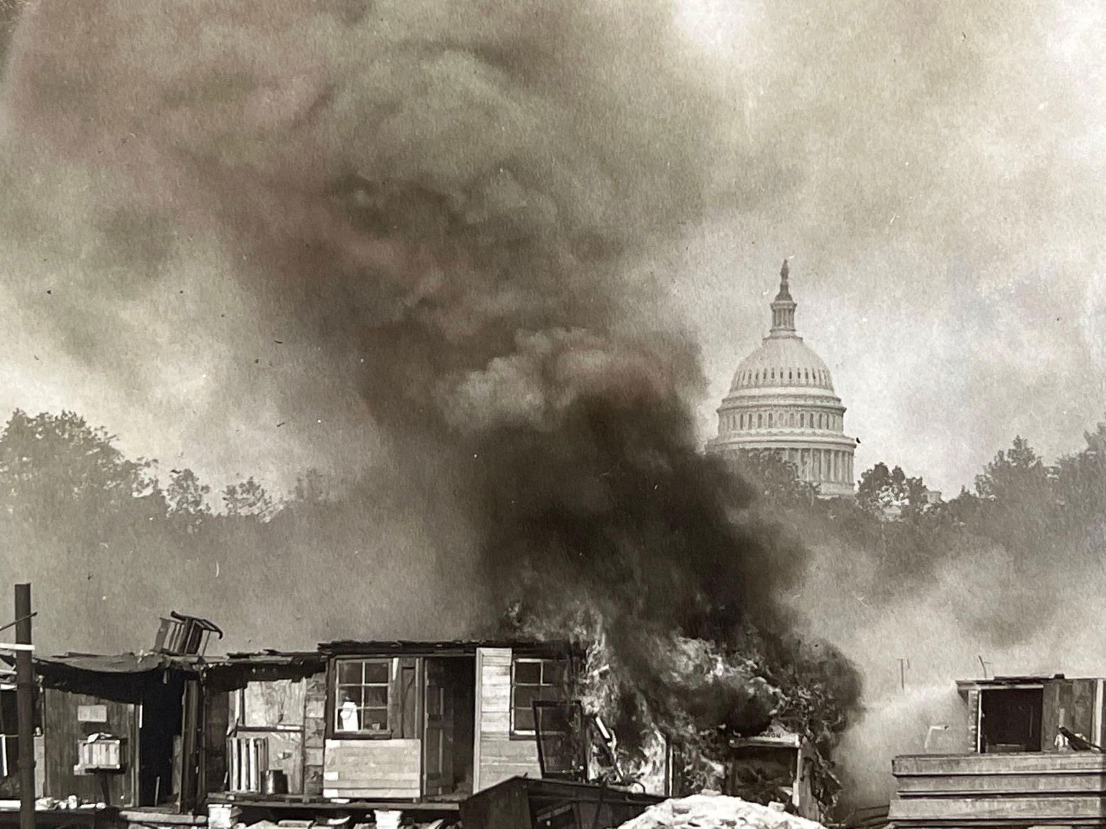 FRAMED BLACK AND WHITE PHOTO OF US CAPITOL BUILDING BY UNDERWOOD AND UNDERWOOD (1 of 7)