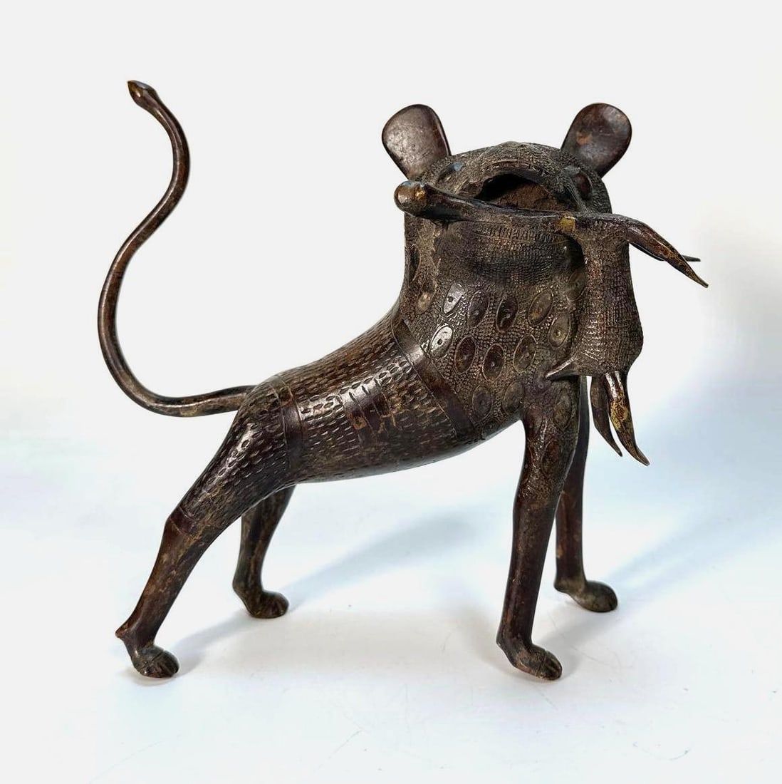 AFRICAN BENIN BRONZE STANDING LION / WILD DOG WITH PREY STATUE (1 of 12)