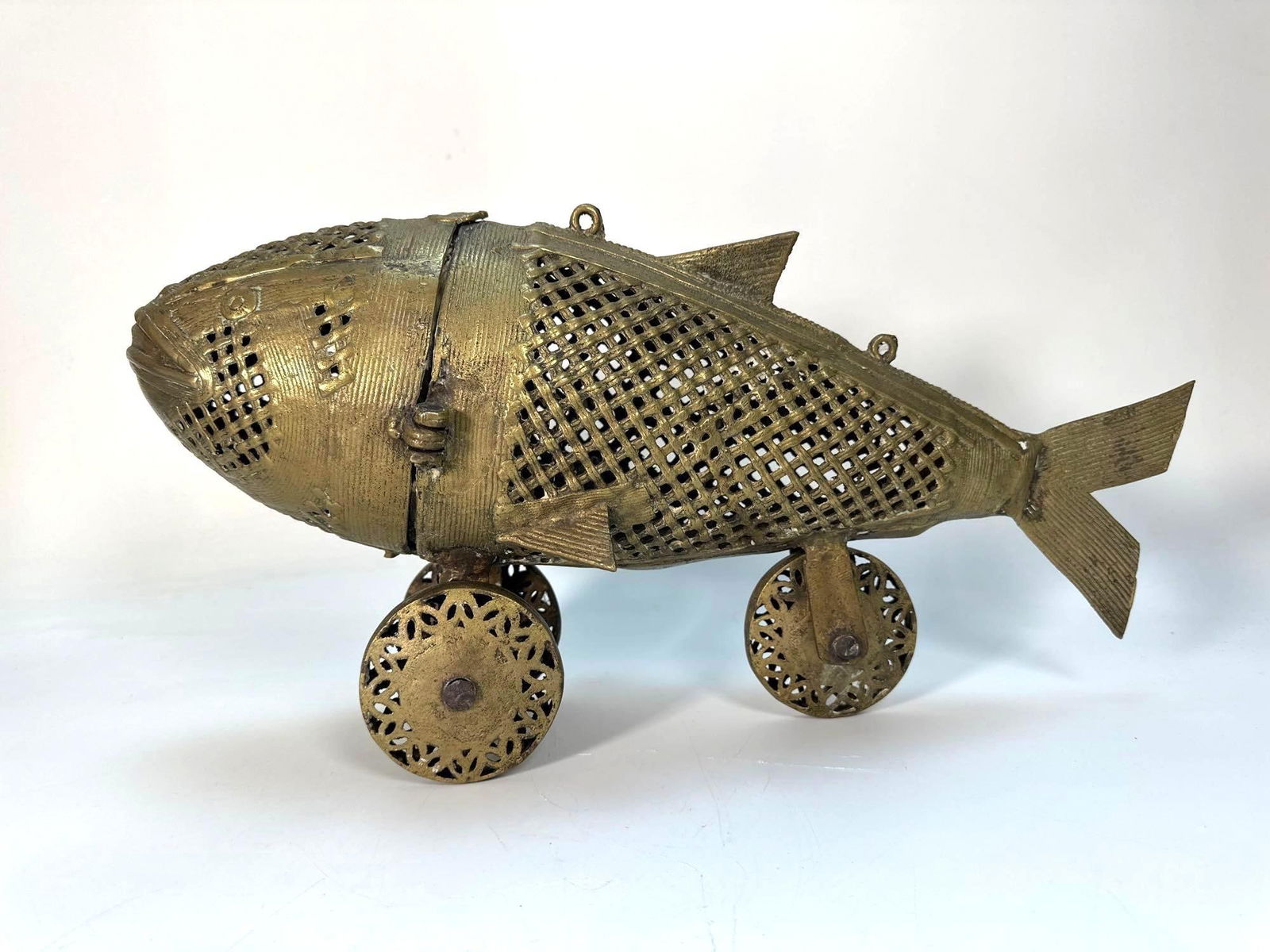 VINTAGE INDIAN BRASS FISH SCULPTURE ON WHEELS / DHOKRA STYLE INCENSE BURNER (1 of 9)