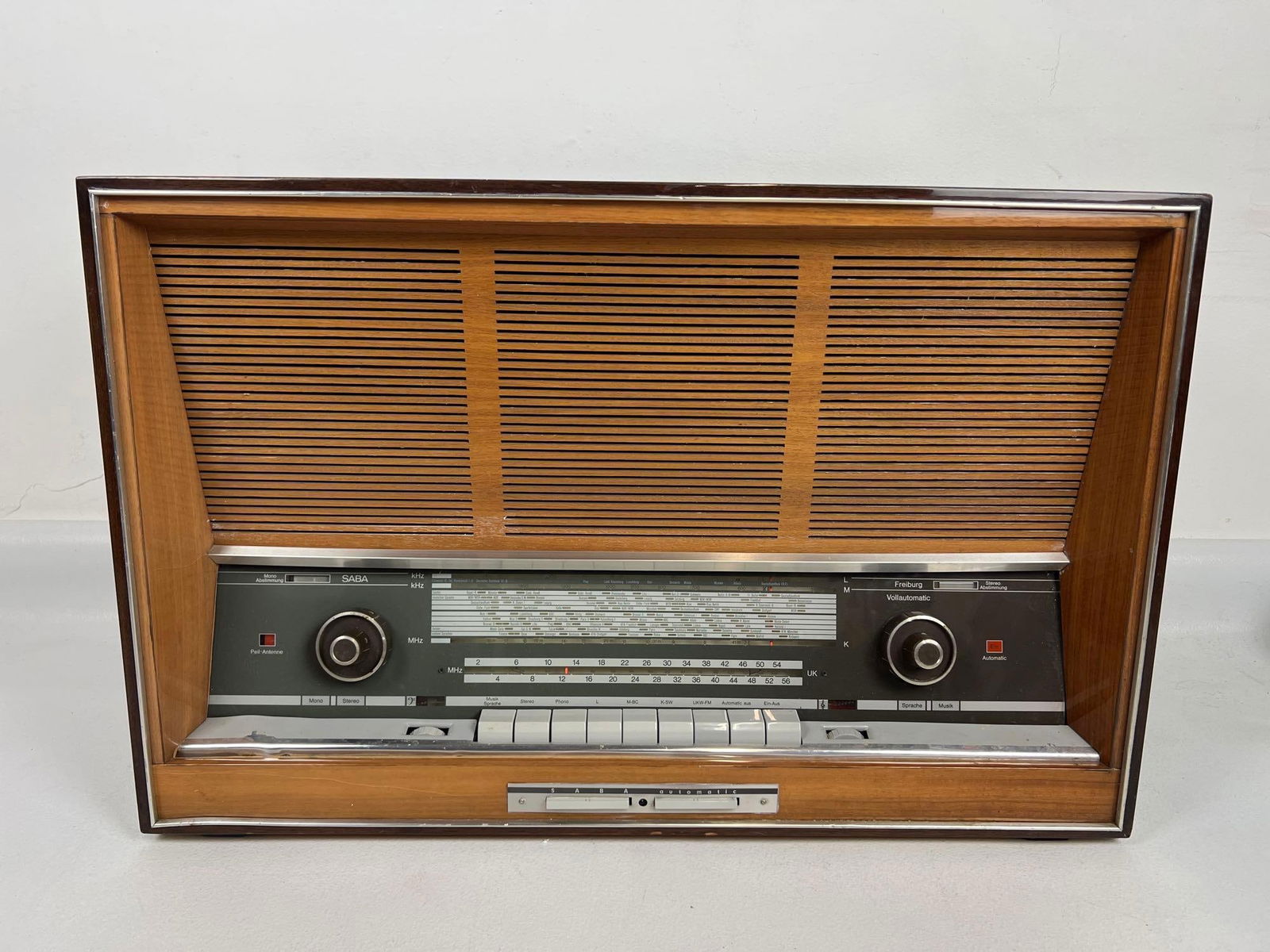 VINTAGE GERMAN SABA FREIBURG VOLLAUTOMATIC 15M STEREO TUBE RADIO (1 of 13)