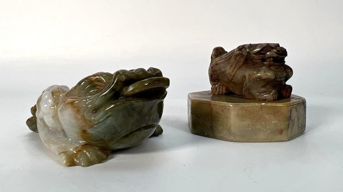 PAIR OF CARVED STONE STATUES - JADE FROG AND SOAPSTONE FOO DOG (1 of 14)