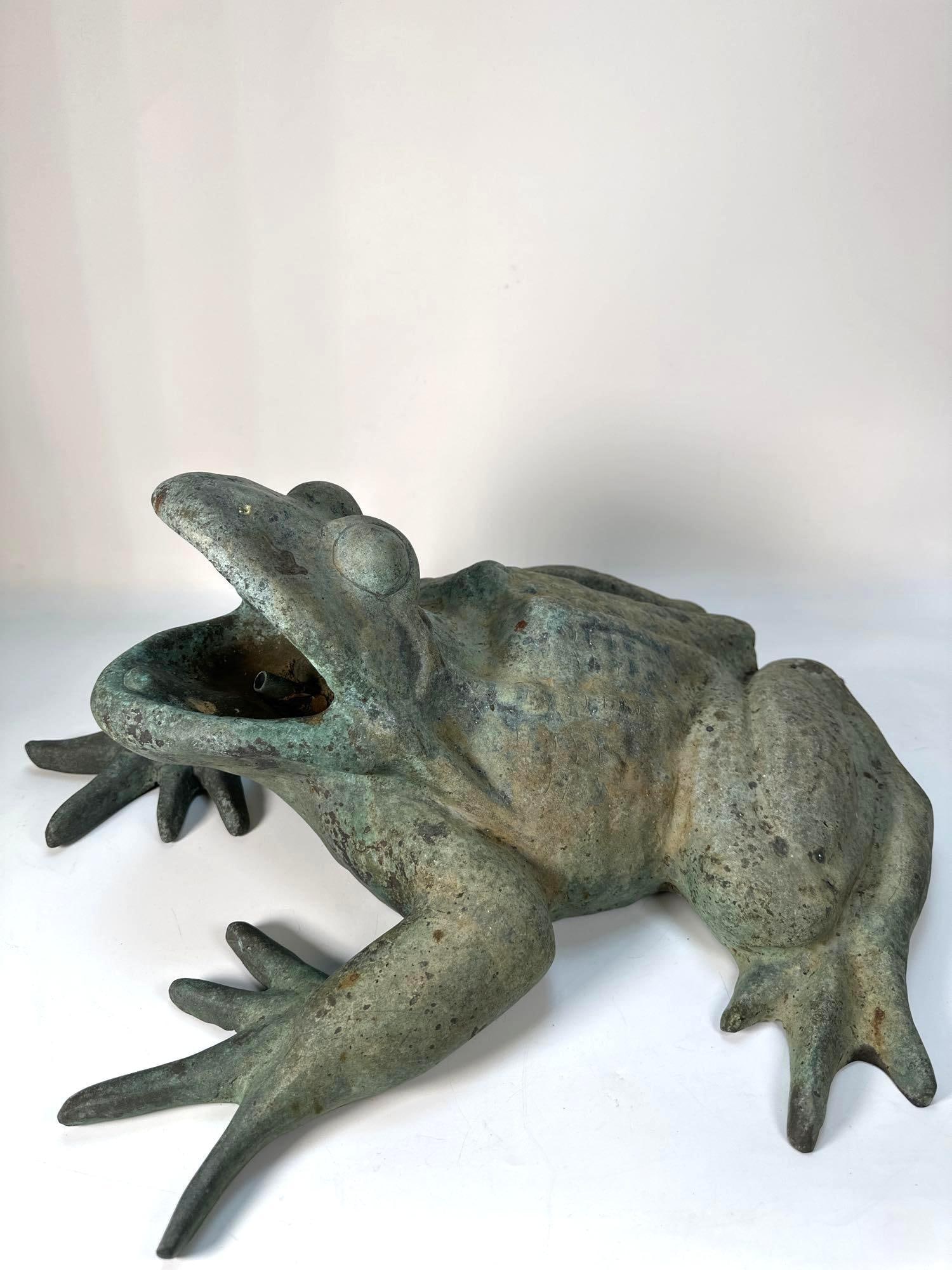 LARGE PATINATED BRONZE FROG GARDEN ORNAMENT / FOUNTAIN (1 of 12)
