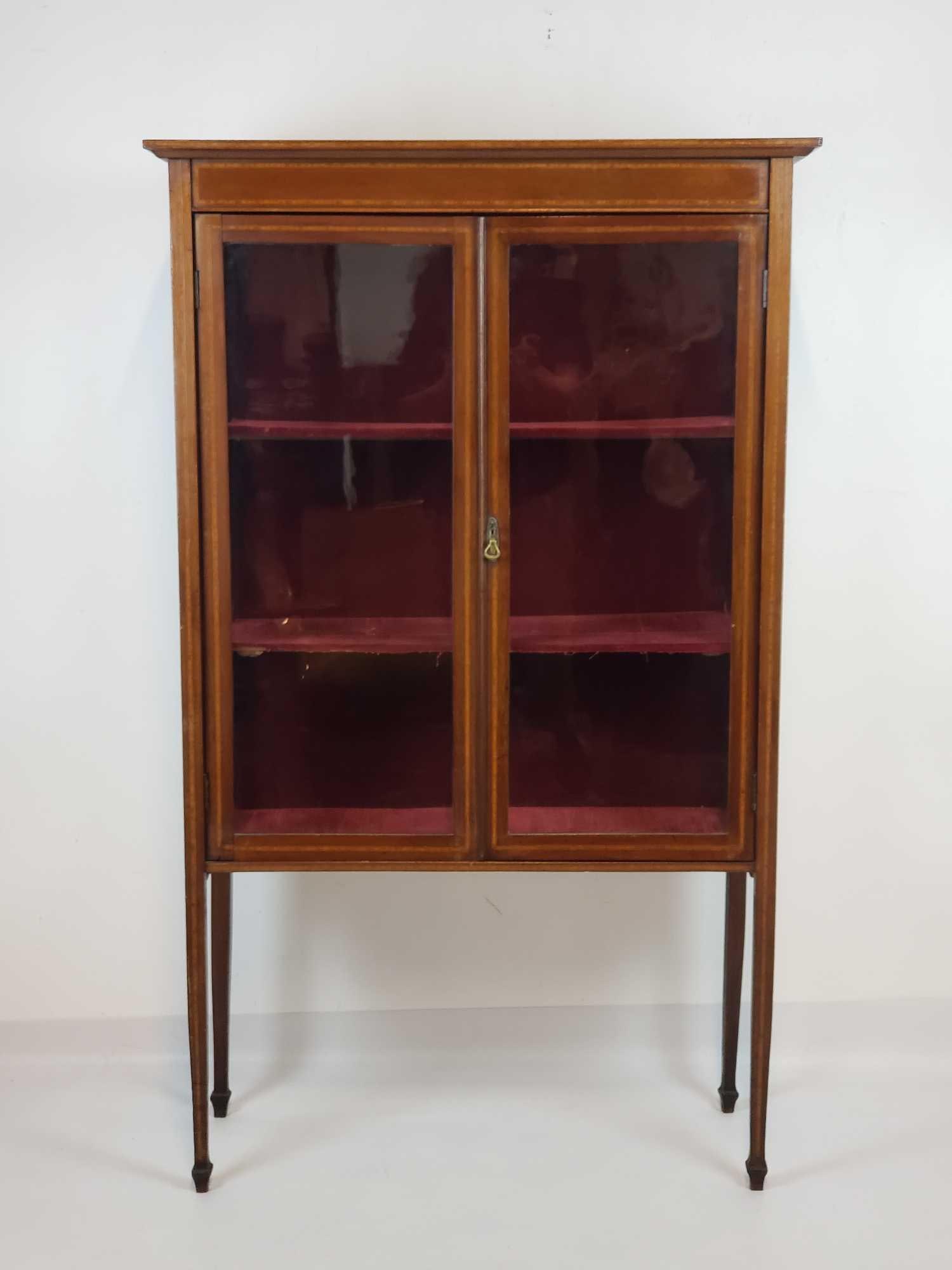 EARLY 20TH CENTURY EDWARDIAN INLAID DISPLAY CABINET / VITRINE (1 of 16)