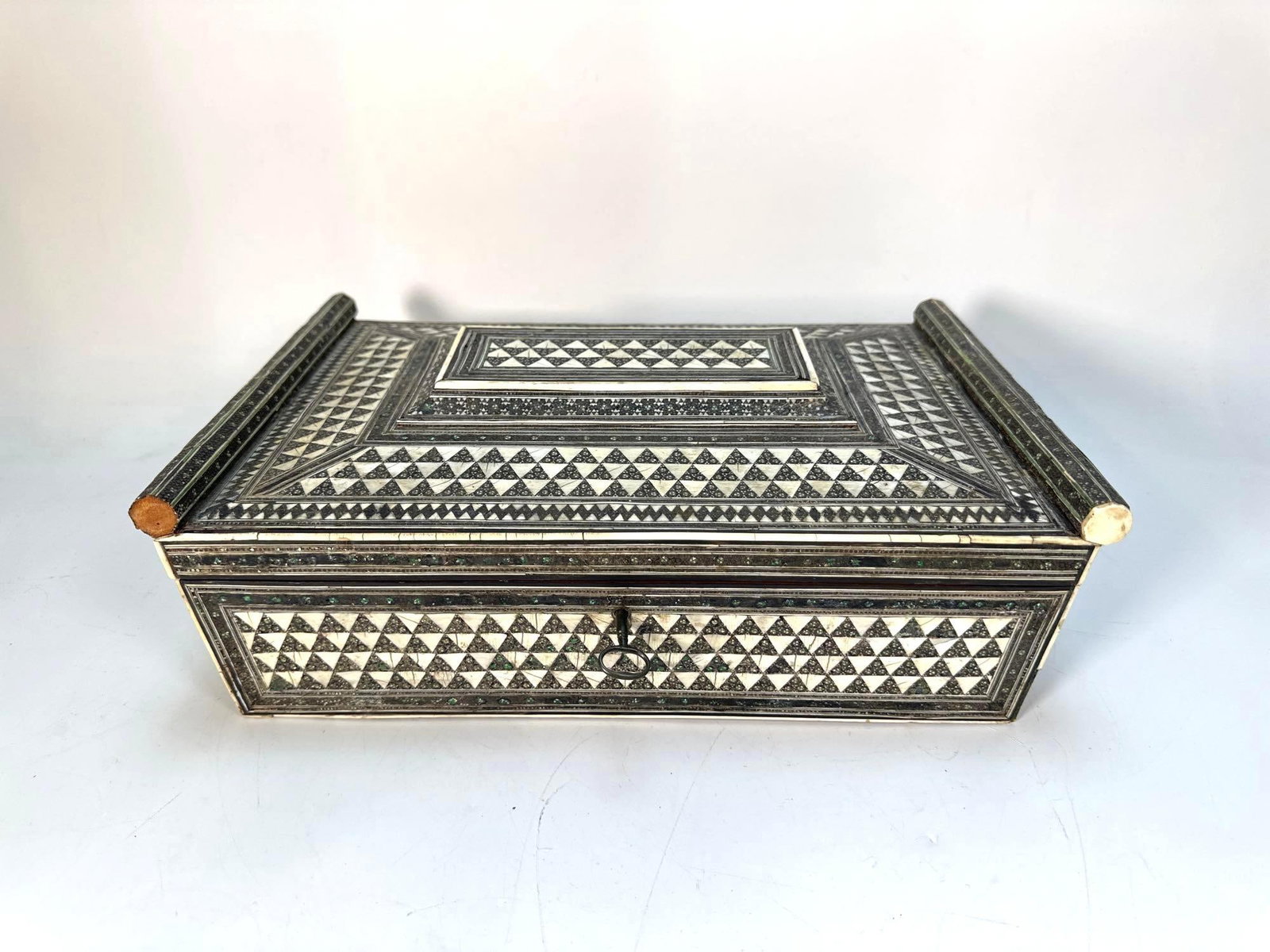 VINTAGE ANGLO-INDIAN OR MOROCCAN INLAID WOOD BOX WITH GEOMETRIC PATTERN: A vintage Anglo-Indian, Moroccan, or Damascene inlaid wood box with a geometric pattern. The rectangular box is adorned with a pattern of contrasting dark and light triangles. Dimensions: 4.25"T X