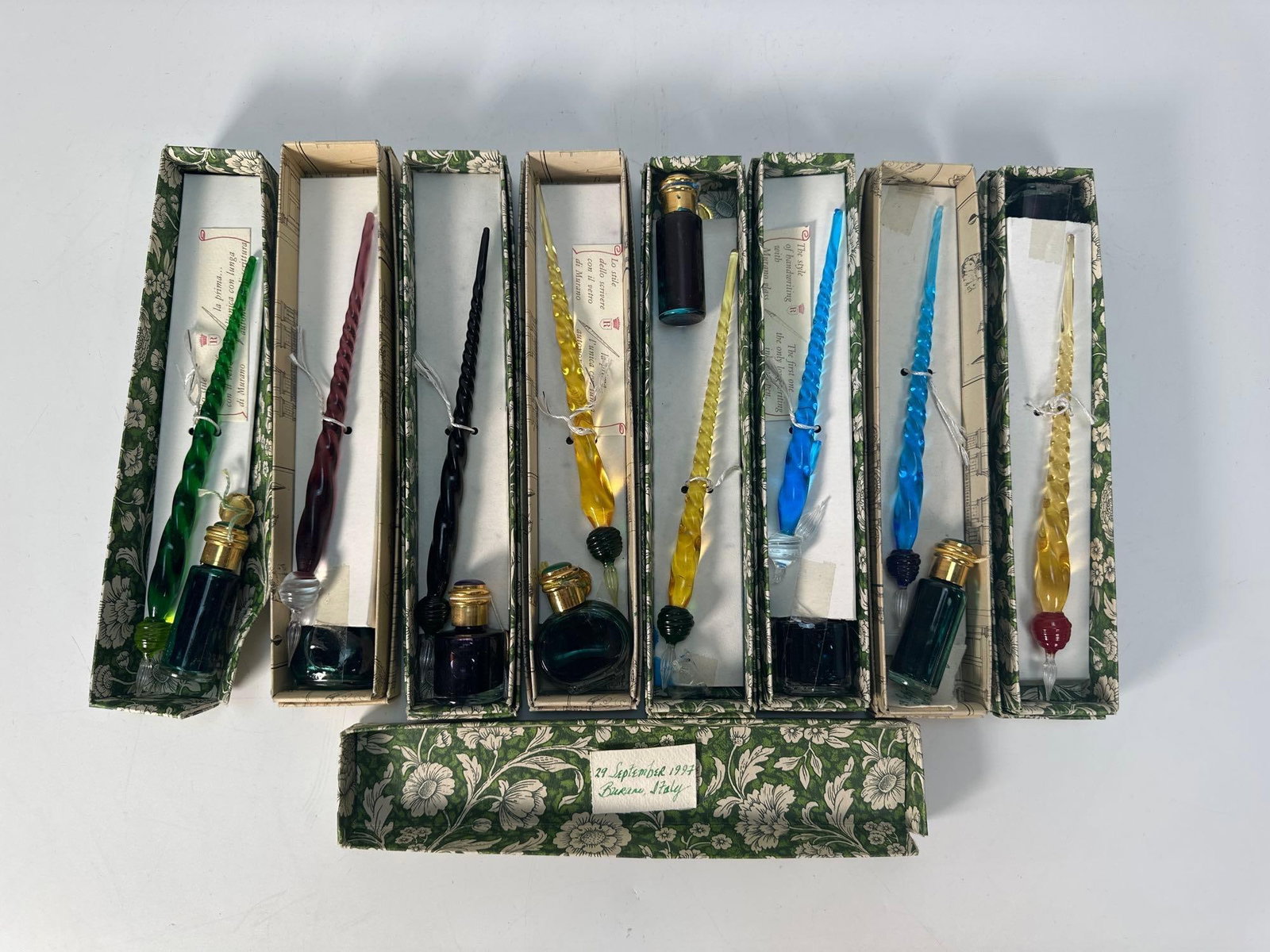 VALUE LOT OF VINTAGE ITALIAN DIP PENS: A collection of Murano glass dipping pens.