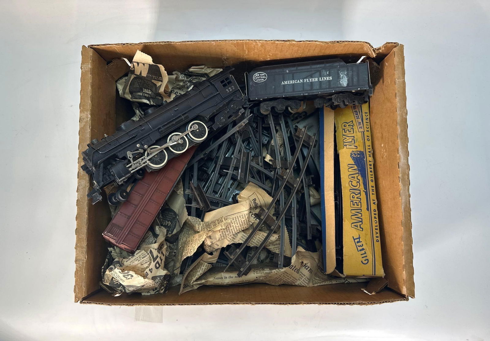 VALUE LOT: GILBERT AMERICAN FLYER TRAIN SET (1 of 2)