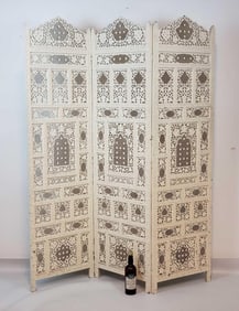 VINTAGE MIDDLE-EASTERN HAND-CARVED OPENWORK WHITE PAINTED THREE-PANEL WOODEN FOLDING SCREEN