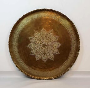 GIANT MOROCCAN HAMMERED BRASS TRAY/TABLE TOP/WALL DECOR WITH LOTUS FLOWER DETAIL