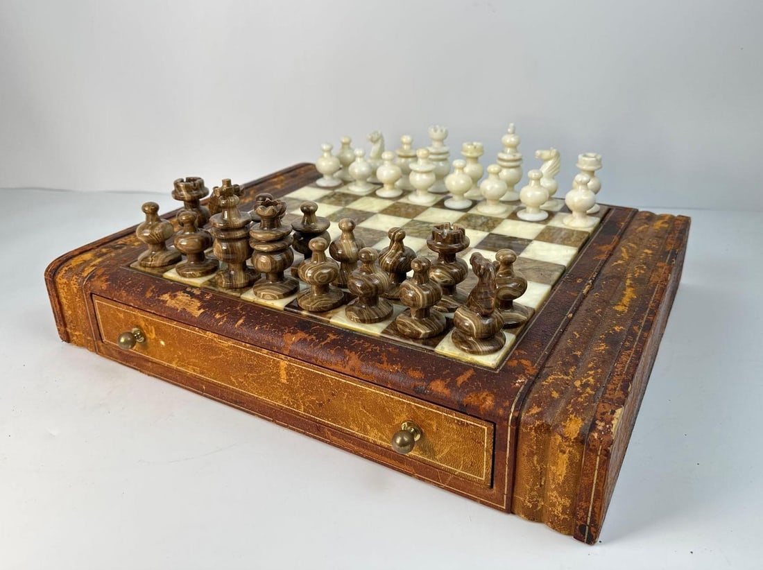 VINTAGE LEATHER  ITALIAN MARBLE CHESS SET WITH HAND-CARVED STONE PIECES (1 of 13)