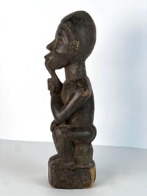 PETITE WOODEN STATUE OF MAN SMOKING PIPE