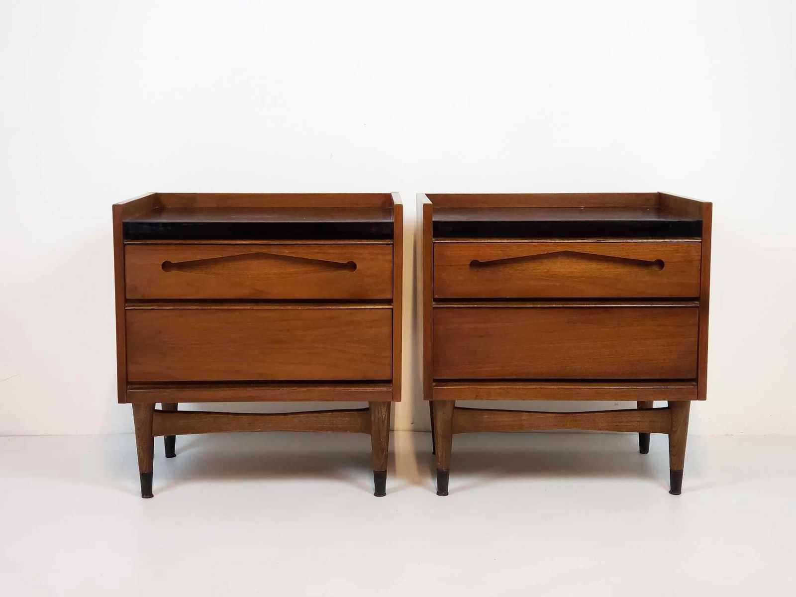 PAIR OF BASSETT DENMARK MID CENTURY WALNUT NIGHTSTANDS (1 of 13)