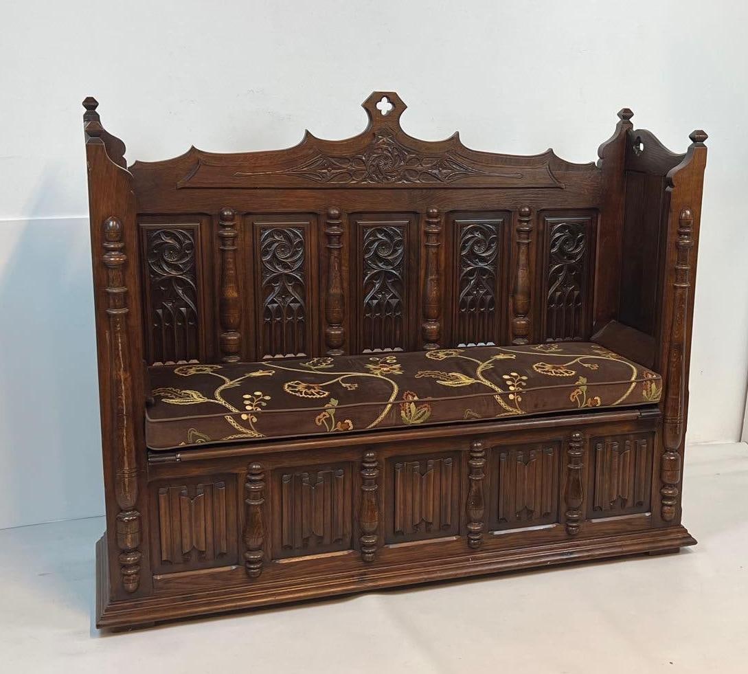 GOTHIC REVIVAL CARVED OAK HALL BENCH WITH CUSHIONED SEAT (1 of 18)