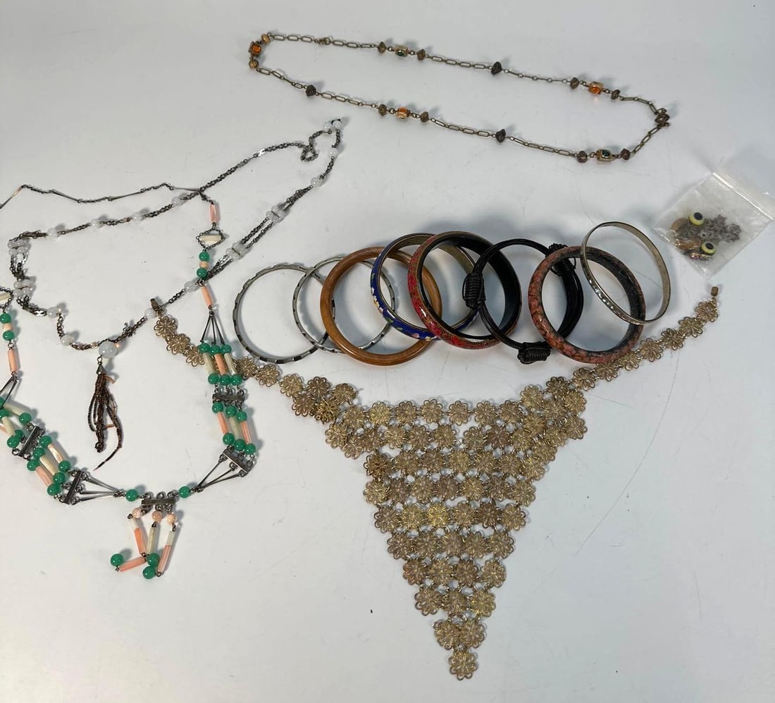 DISCOVERY LOT: COSTUME JEWELRY (1 of 3)