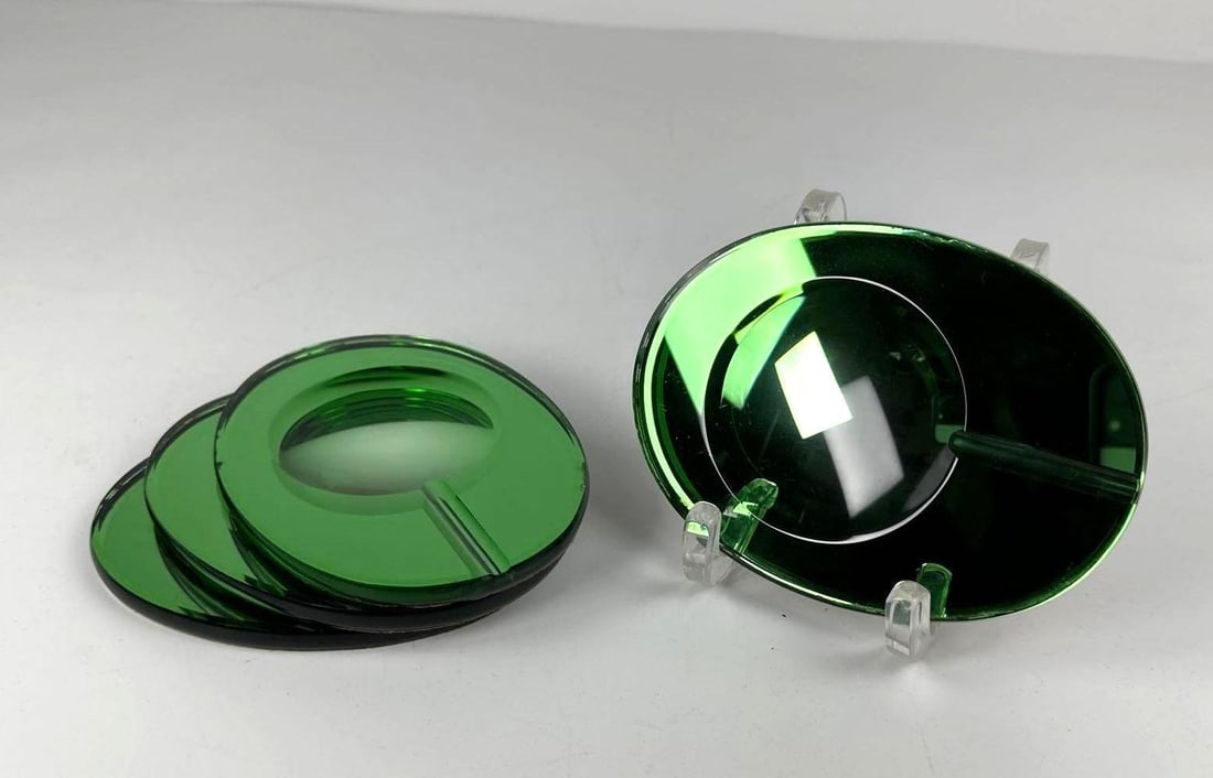 STRIKING SET OF FOUR VINTAGE MID-CENTURY MODERN EMERALD GREEN GLASS ASHTRAYS (1 of 7)