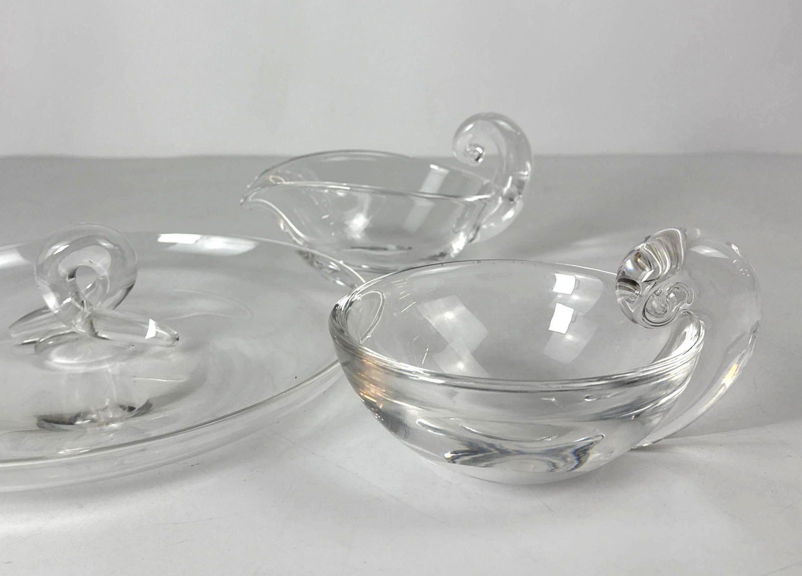 VINTAGE SIGNED STEUBEN SNAIL HANDLE CRYSTAL THREE-PIECE SERVING SET (1 of 10)