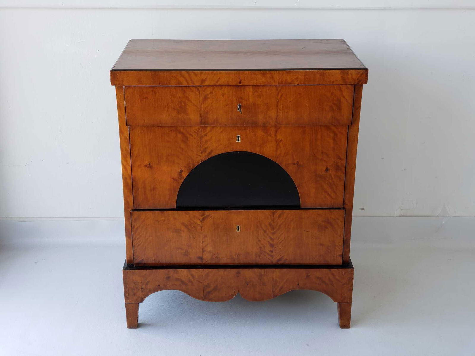 ANTIQUE BIEDERMEIER EMPIRE-STYLE THREE-DRAWER CHEST ON STAND (1 of 20)