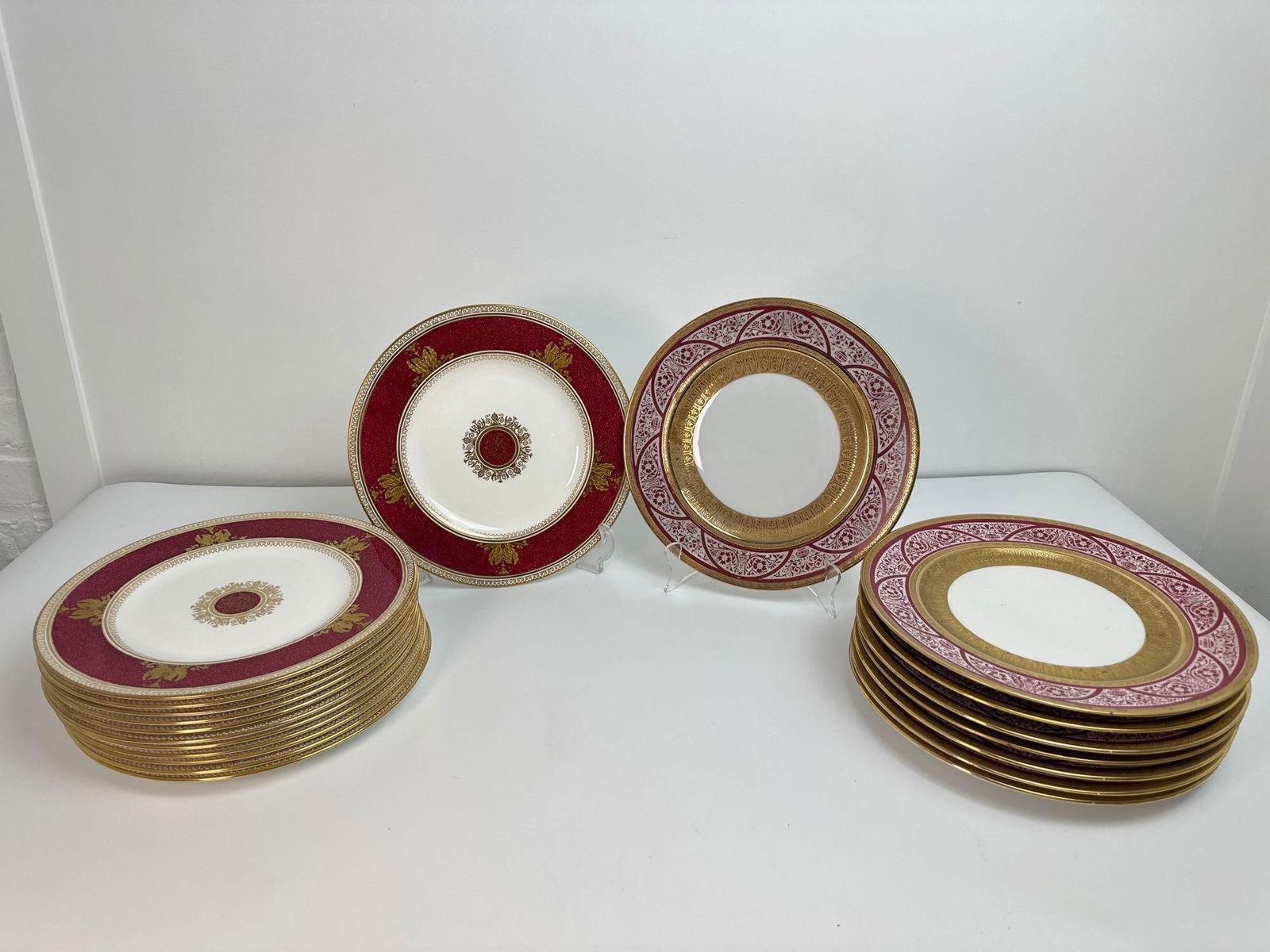 VALUE LOT! 20 PIECE COLLECTION OF MIXED RED WEDGWOOD & HEINRICH & CO. DINNER PLATES (1 of 11)