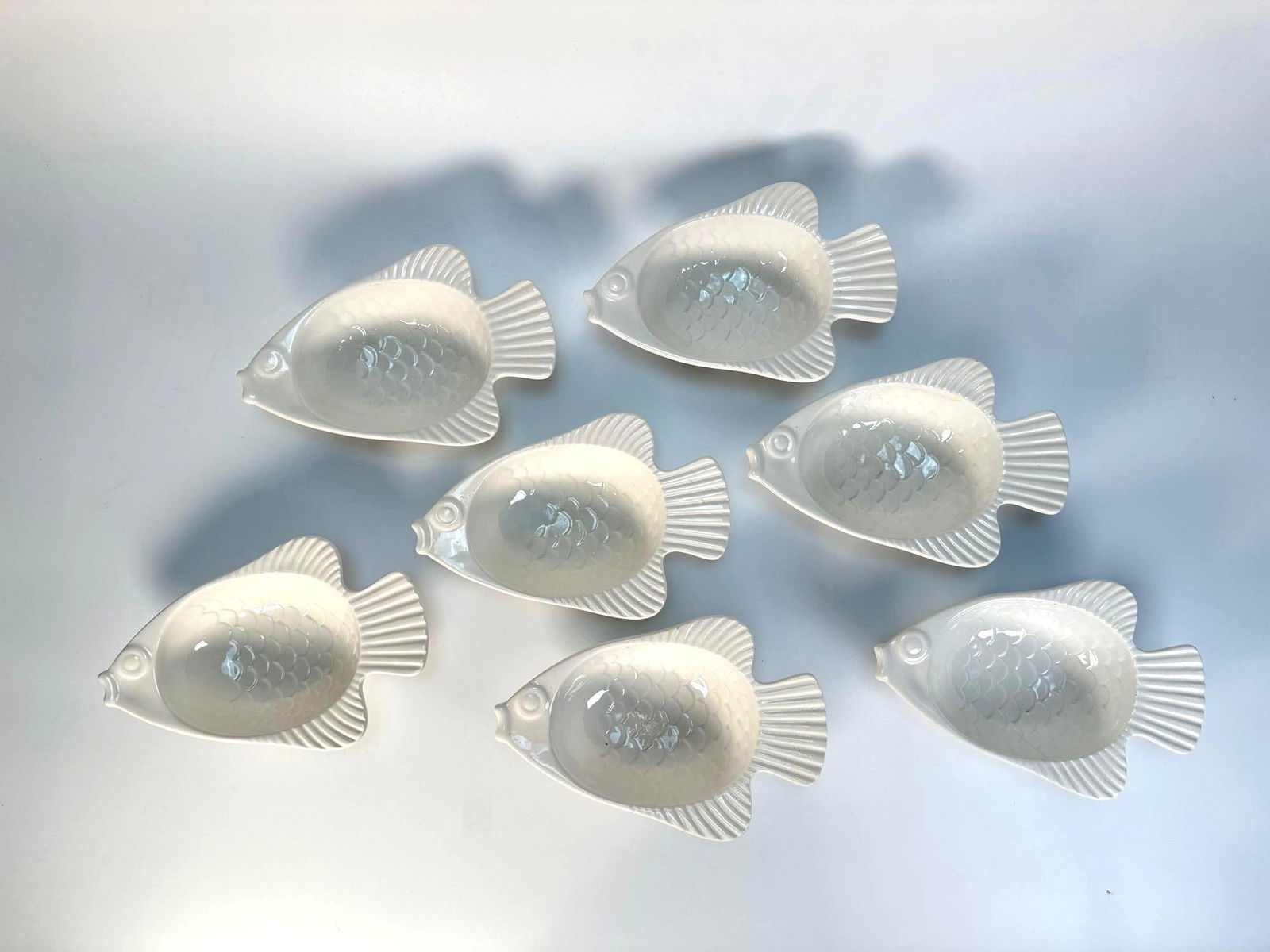 7 VINTAGE WHITE CERAMIC FISH FORM BOWLS (1 of 14)