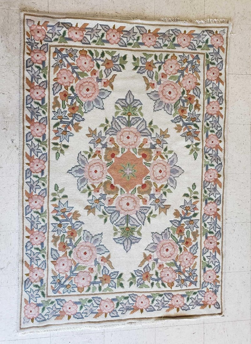 VINTAGE HANDMADE HOOKED NEEDLEPOINT RUG WITH FLORAL PATTERN (1 of 11)