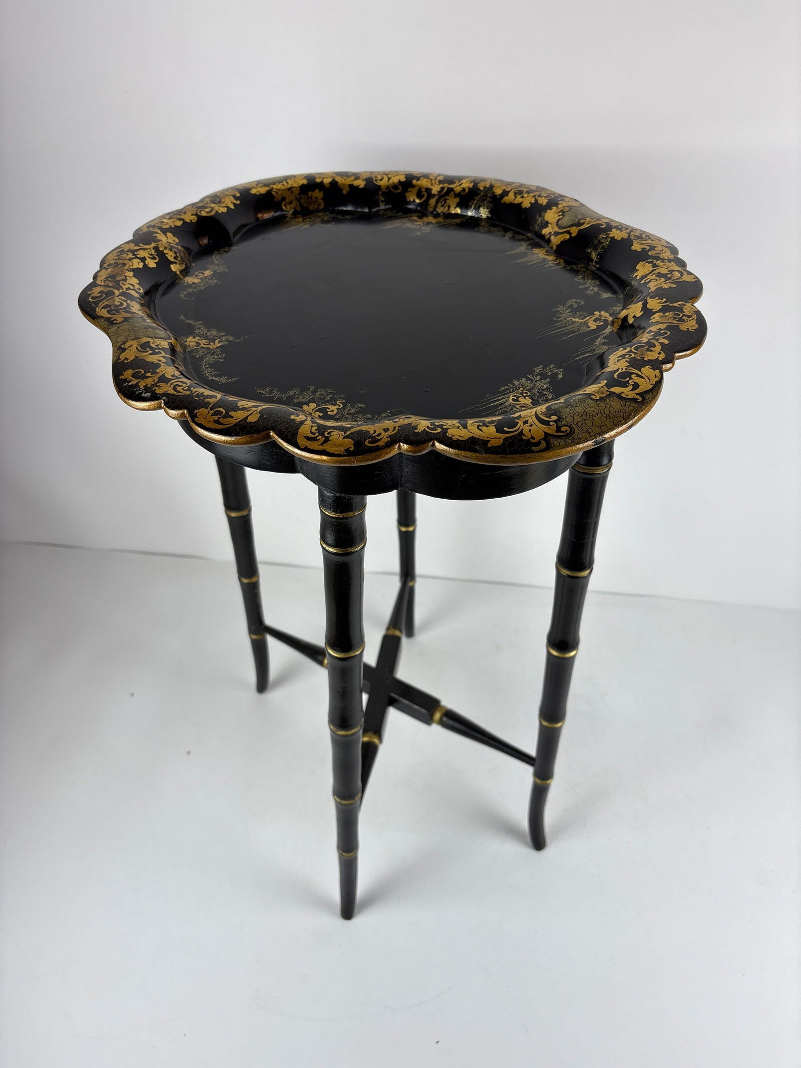JENNENS & BETTRIDGE CHINOISERIE STYLE PAPER MAICHE SCALLOPED TRAY TABLE WITH STAND (1 of 8)