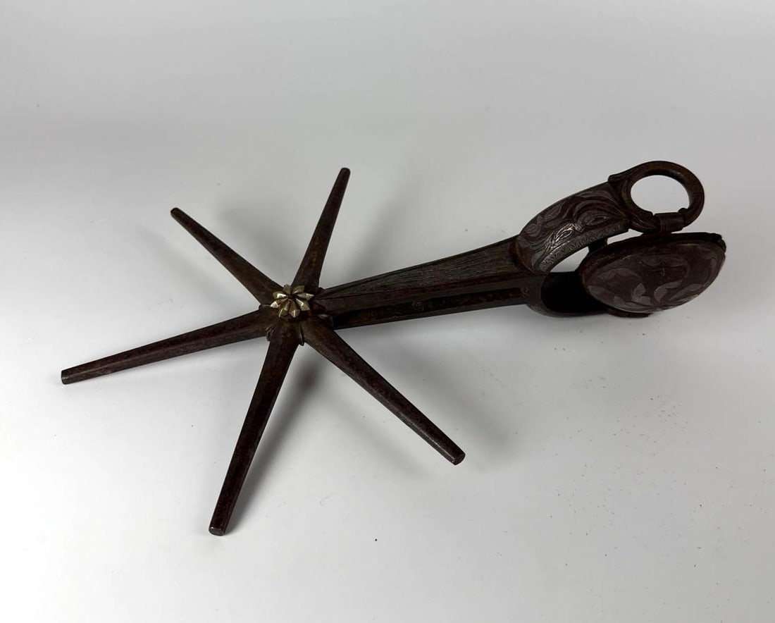 ANTIQUE CONQUISTADOR'S SILVER INLAID OVERSZE SPUR (1 of 7)