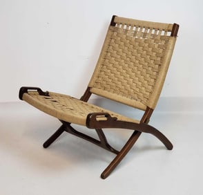 MID CENTURY FOLDING LOUNGE CHAIR IN THE STYLE OF HANS WEGNER