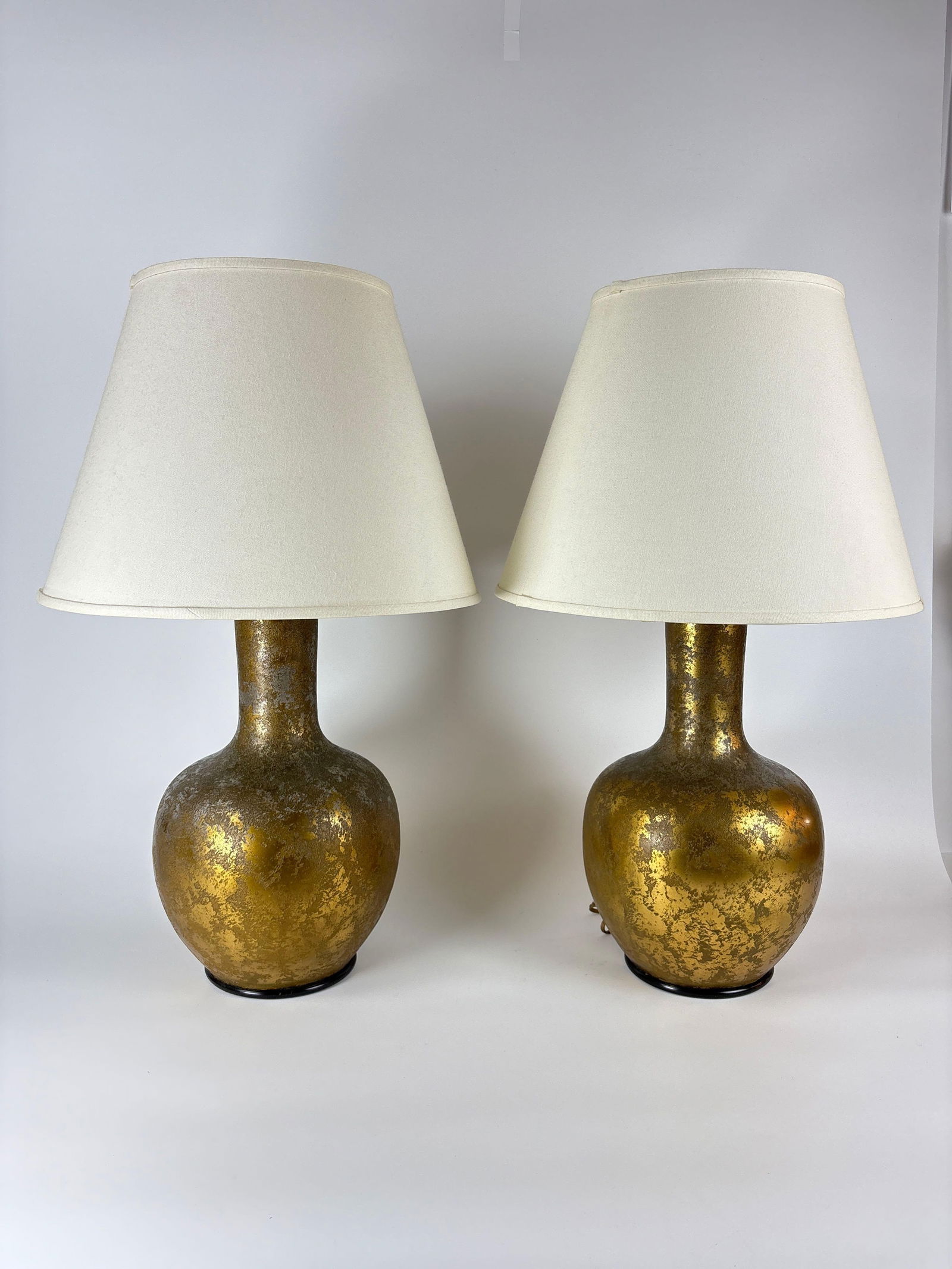 IMPRESSIVE PAIR OF MID-CENTURY MODERN GOLD GOURD TABLE LAMP WITH TEXTURED FINISH AND LINEN SHADE (1 of 17)