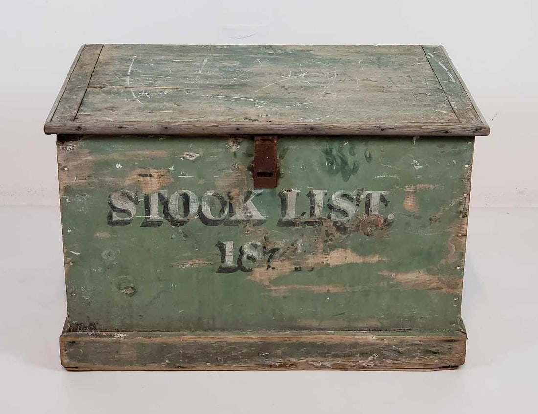 WEATHERED ANTIQUE / VINTAGE STORAGE TRUNK (1 of 13)