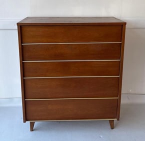 MID-CENTURY MODERN CHEST OF DRAWERS IN THE STYLE OF WILLIAM PAHLMANN