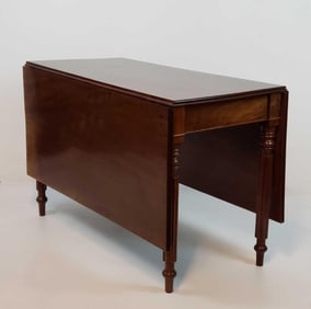 EXCEPTIONAL MAHOGANY GATELEG DROP LEAF TABLE WITH TURNED AND REEDED LEGS