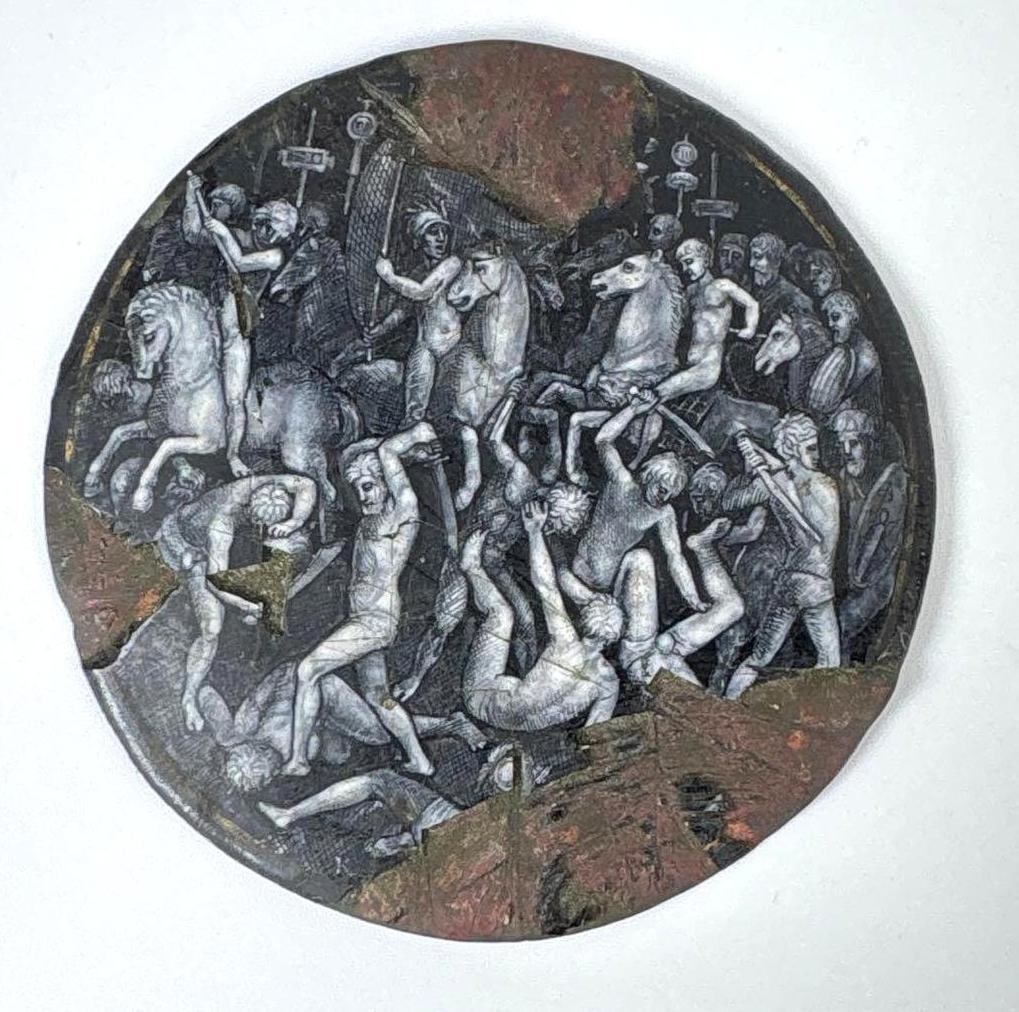GRISAILLE MINIATURE ENAMELED PLAQUE W/ CLASSICAL SCENE, LIKELY FROM A 16TH CENTURY FRENCH SNUFFBOX: A small round plaque depicting a chaotic, high-relief battle scene of nude and mounted male figures in a monochromatic grisaille style on a metal base. This is likely an enameled French reproduction o