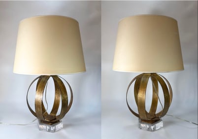 PAIR OF VISUAL COMFORT MID CENTURY MODERN BRUTALIST STYLE GILT METAL BANDED TABLE LAMPS ON LUCITE