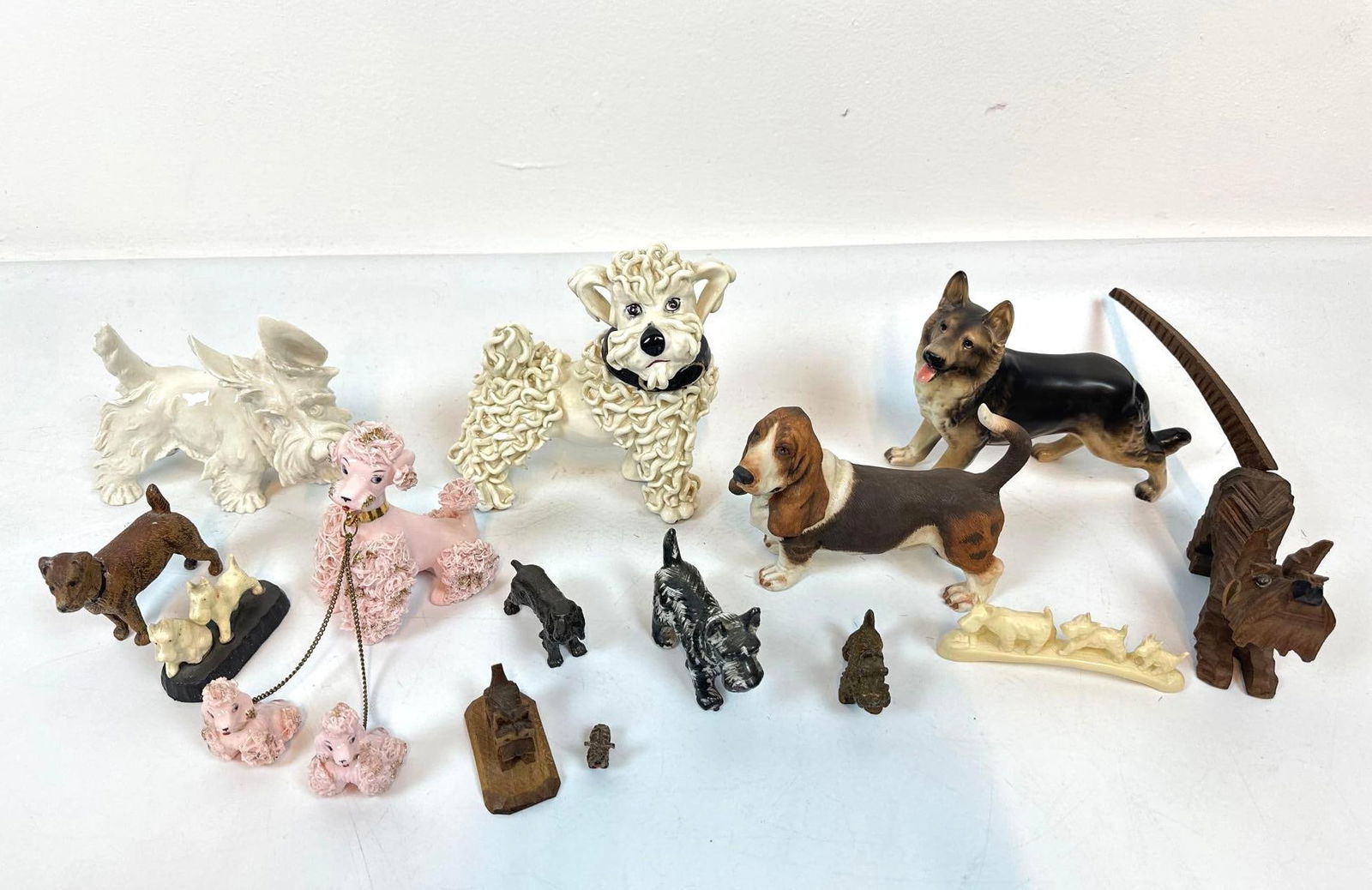 EXTENSIVE VINTAGE DOG MEMORABILIA NOVELTY LOT: POODLE, GERMAN SHEPHERD, BASSET HOUND, AND SCOTTY (1 of 20)
