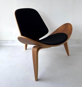 MID CENTURY MODERN LOUNGE CHAIR IN THE STYLE OF HANS WEGNER