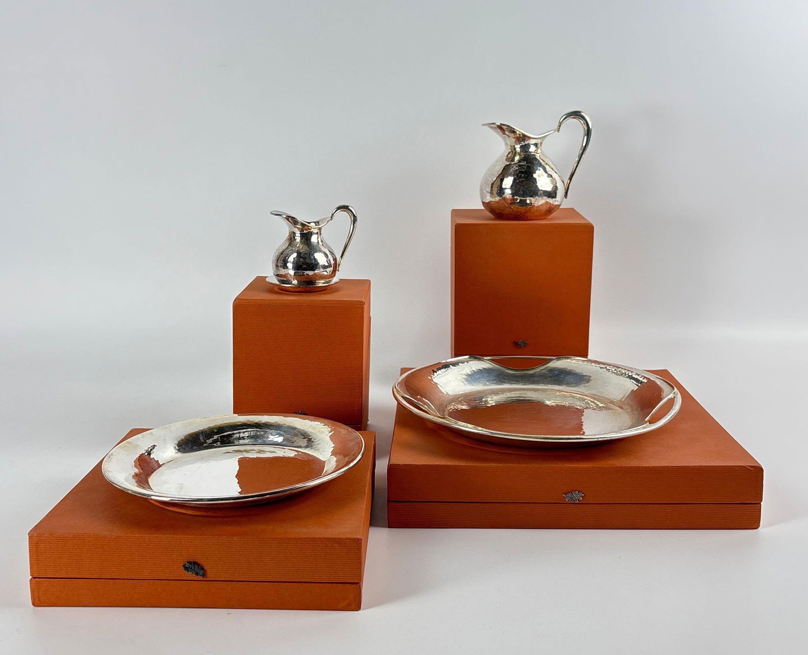 SANDRA JORDAN HAMMERED SILVER PLATE HOLLOWARE BOXED GIFT LOT - SMALL PITCHERS CREAMERS, DISHES (4) (1 of 10)