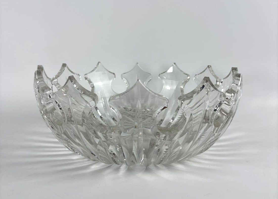 LARGE VAL ST. LAMBERT DEEP CUT CRYSTAL SCALLOPED CENTERPIECE BOWL - CROWN CUT RINSER BOWL (2of2): This is a Belgian clear, heavy cut-crystal centerpiece bowl featuring deep, geometric cutting across its body and a distinctive, jagged, scalloped rim resembling the points of a crown, or fleur de lis