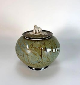 SIGNED STUDIO POTTERY GLAZED EARTHENWARE LIDDED JAR / BOWL WITH FROG FINIAL