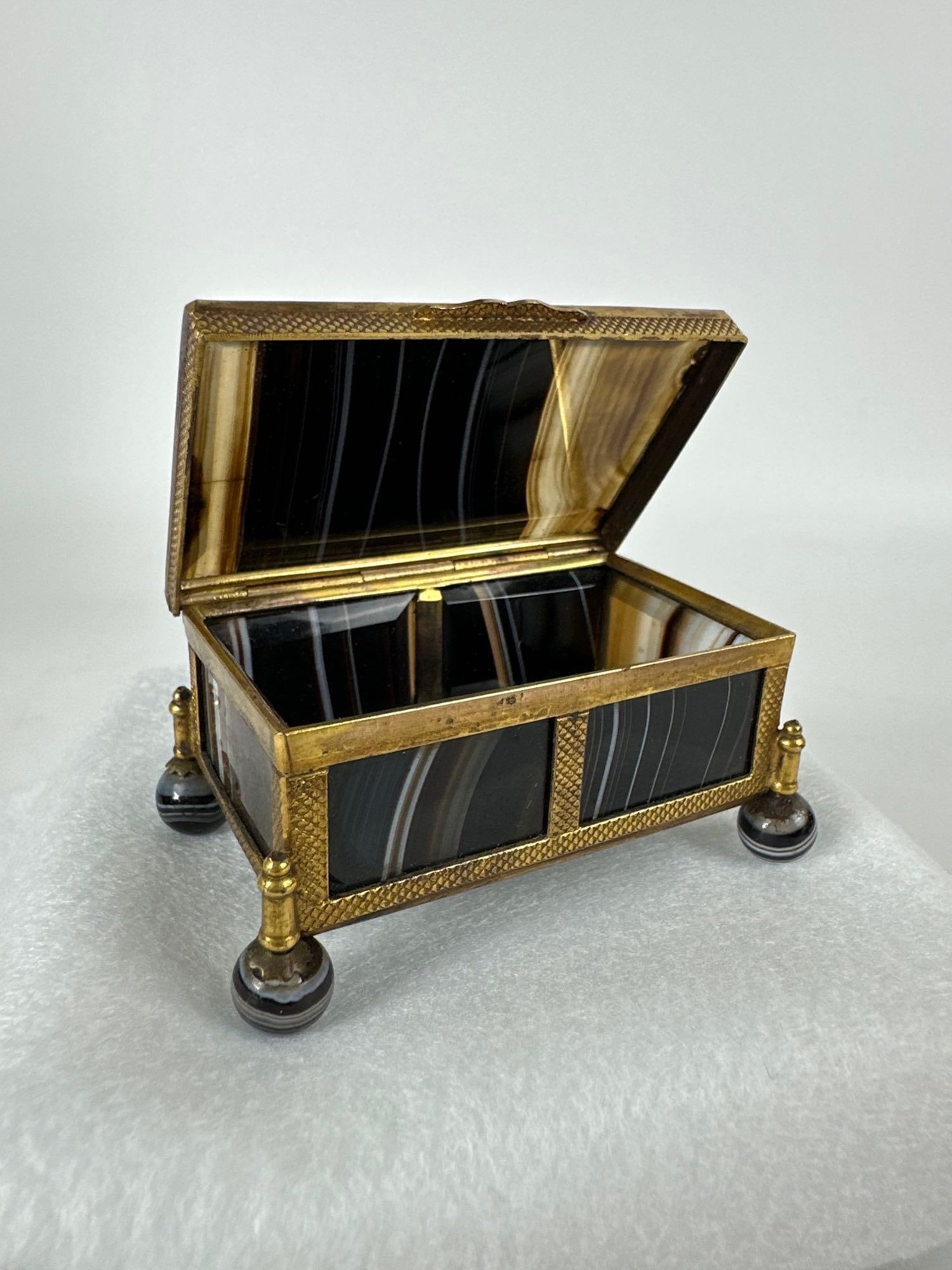 EXQUISITE ANTIQUE CONTINENTAL ORMULU MOUNTED BANDED AGATE TRINKET BOX ON BALL FEET (1 of 6)