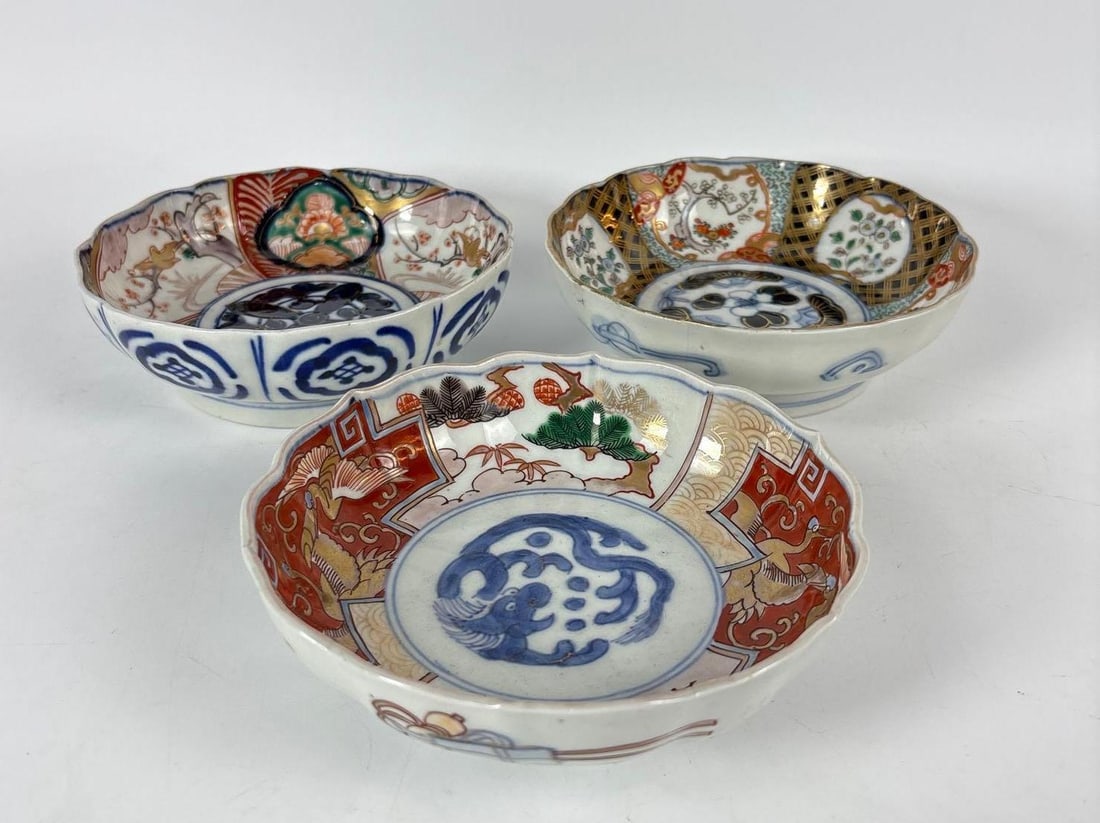 ANTIQUE JAPANESE IMARI PORCELAIN BOWLS - SET OF THREE (1 of 3)