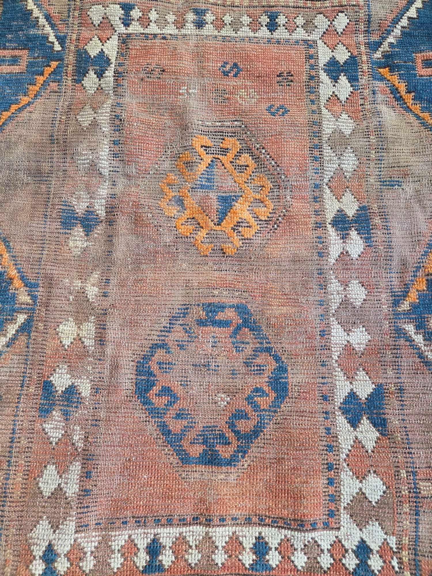 VINTAGE ANTIQUE ANATOLIAN KILIM RUG/MAT WITH BOLD GEOMETRIC PATTERN AND EARTH-TONE COLORS: A rectangular, flat-woven kilim featuring a dense repeating, geometric motif in a vibrant color palette. Dimensions: 3'-11"L x 3'-1"W Maker: Unknown Provenance: A New York Collector Notes:
