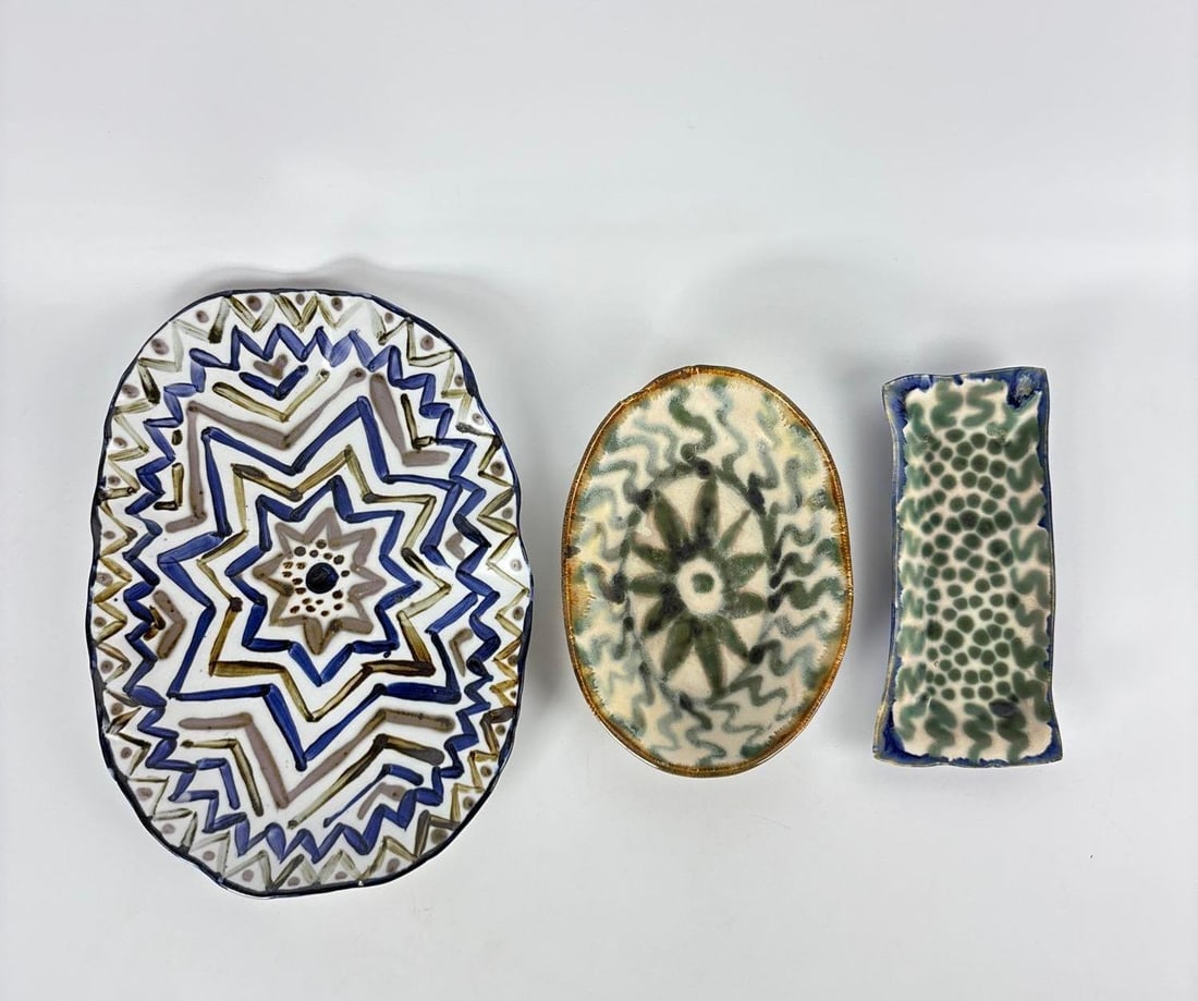 GROUP OF THREE MID-CENTURY STYLE MODERN STUDIO CERAMIC DECORATIVE DISHES (1 of 7)